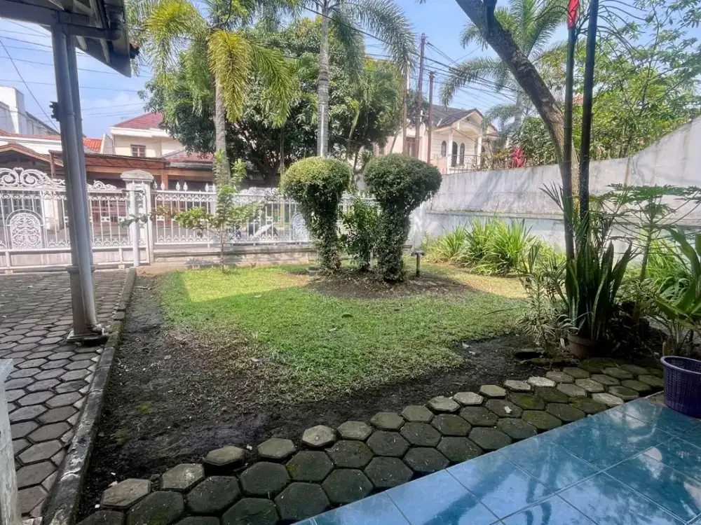 Jarang Ada!! Rumah Strategis Pusat Kota Lingkungan Nyaman dan Tenang di Buah Batu Bandung