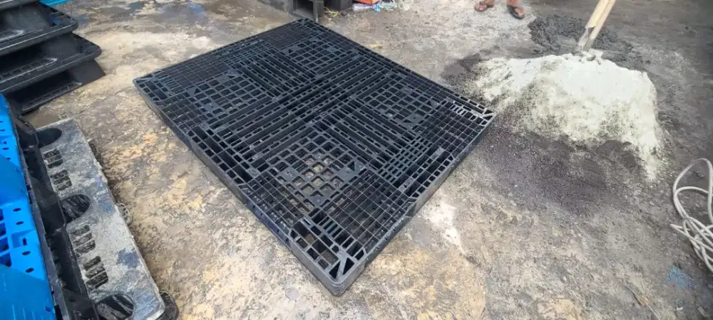 Pallet plastik second pilihan logistik