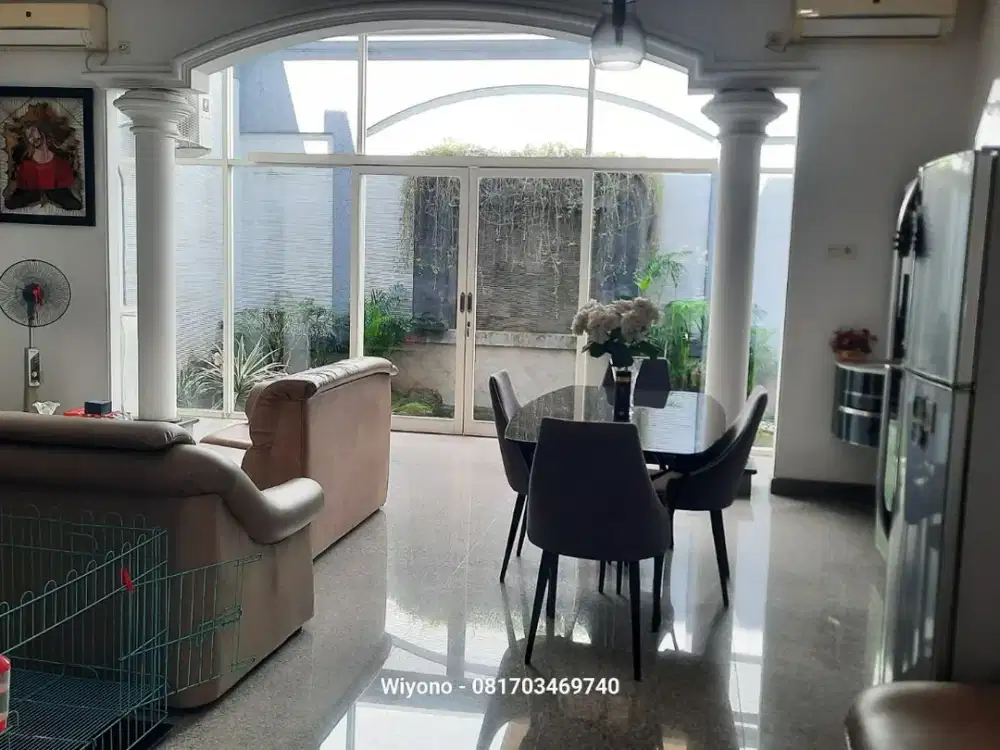 Jual Cepat Rumah Babatan Pratama Wiyung Depan Taman Furnished Lantai Batu Granite Kusen kayu Bengkirai