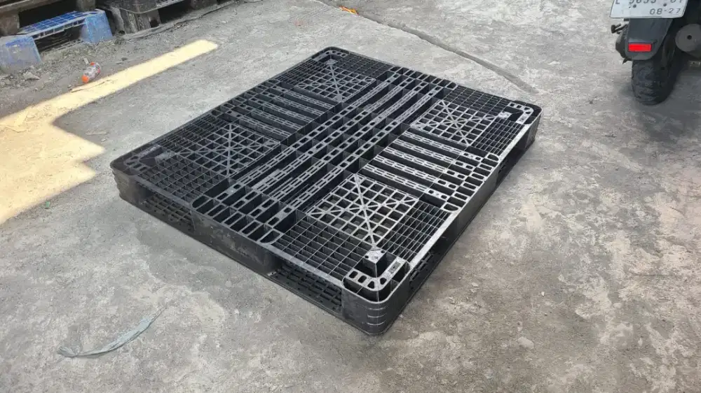 Pallet plastik bekas untuk stok gudang