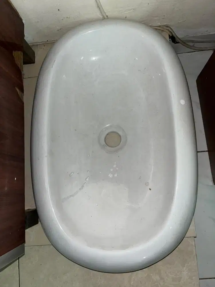 wastafel keramik putih