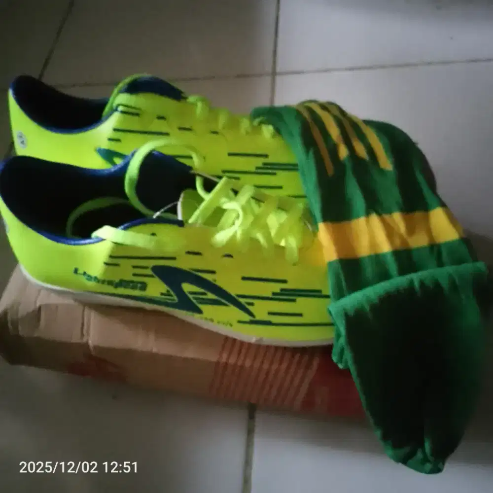 Sepatu futsal SPECS gratis Handgrip tangan