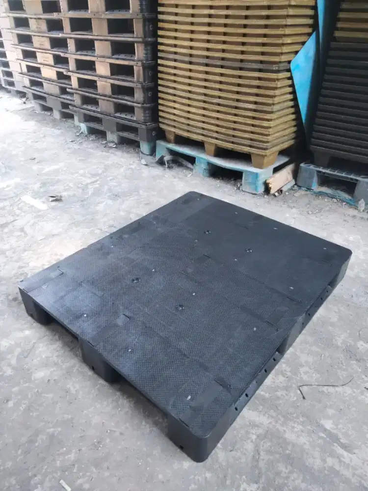 Pallet plastik bekas siap digunakan