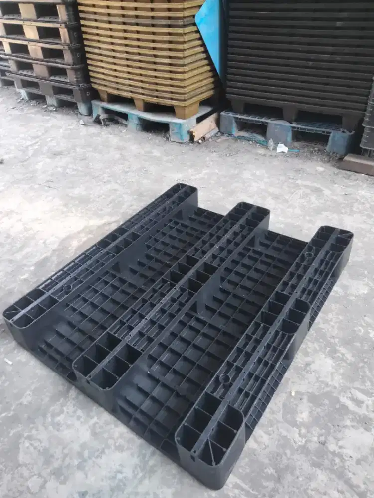 Palet plastik baru siap angkut barang