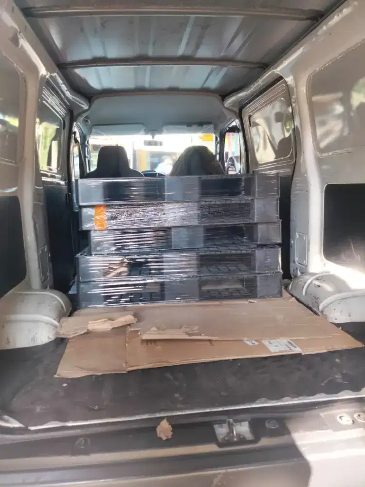 Palet plastik baru siap penyimpanan