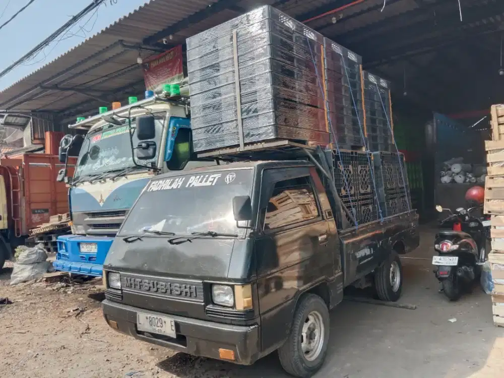 Palet plastik baru siap penyimpanan