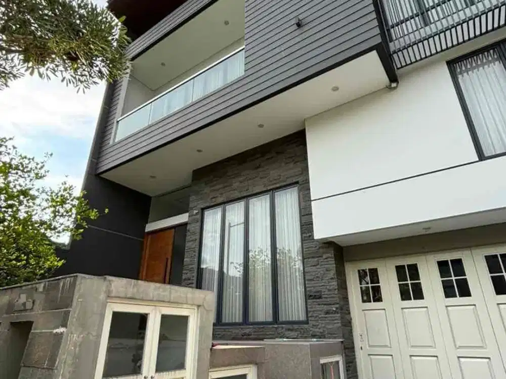 Murah Rumah 2.5 Lantai Split Level Siap Huni di Cluster Waterfront Citraland, Surabaya Barat