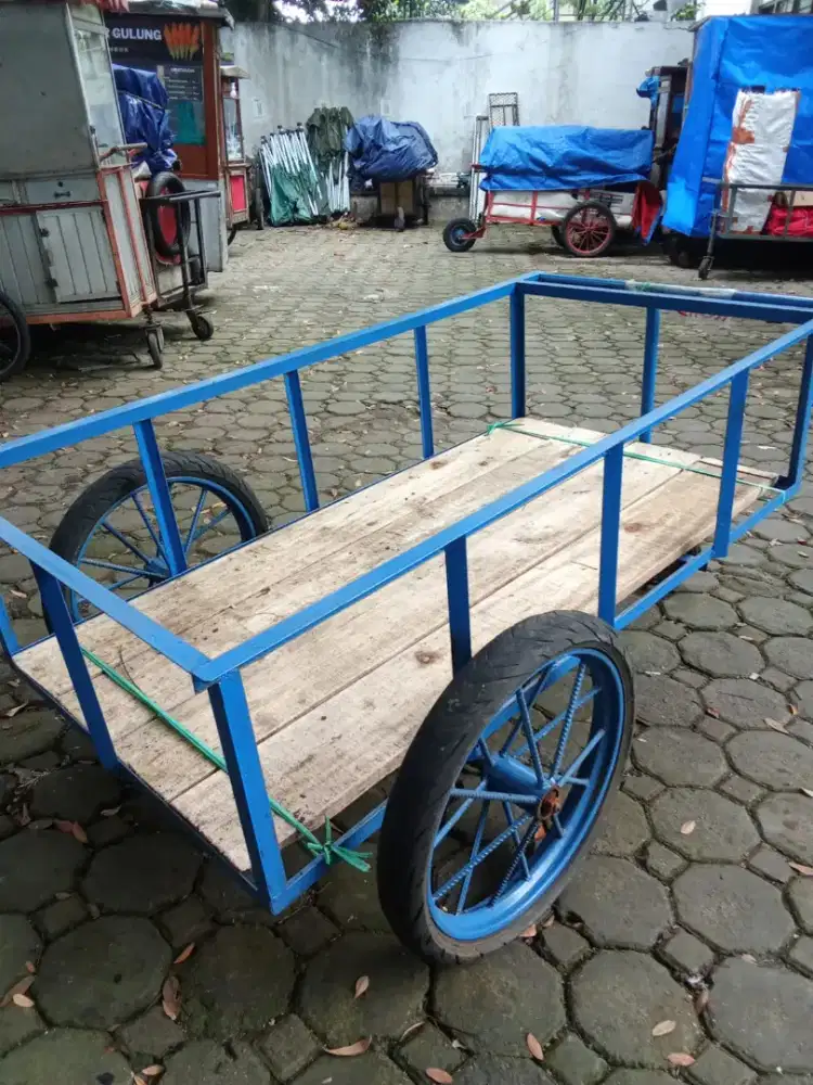 Gerobak barang besar masih kinclong