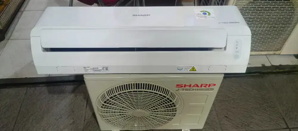 AC split merk Sharp inverter 1pk masih 90% dingin bagus