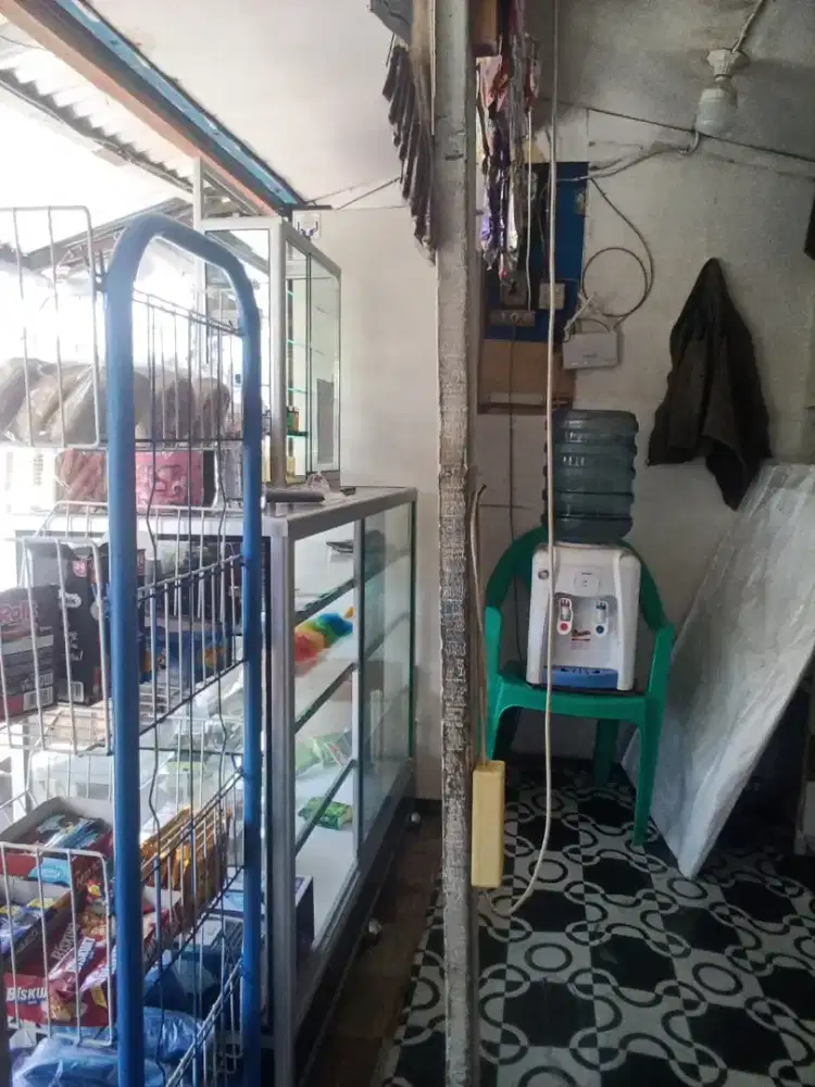 Di over kontrak warung beserta barang barang dan isi nya