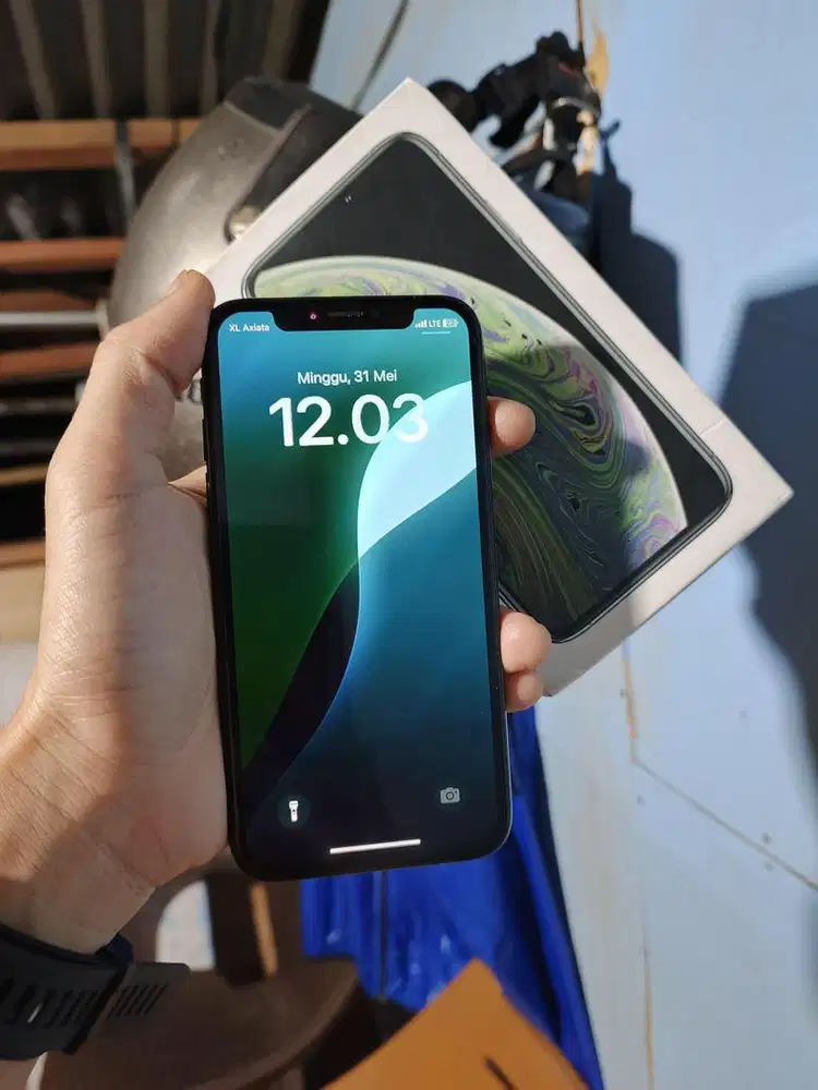 iPhone XS (64GB)