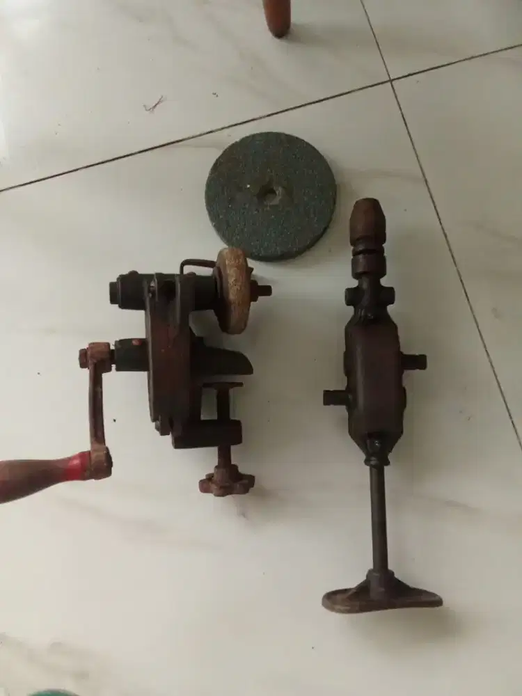 Gerinda dan bor manual