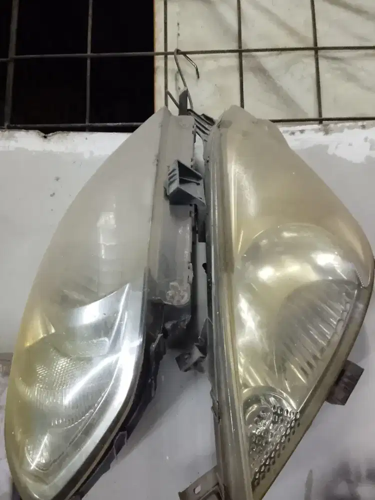 Lampu utama depan Toyota inova 2010