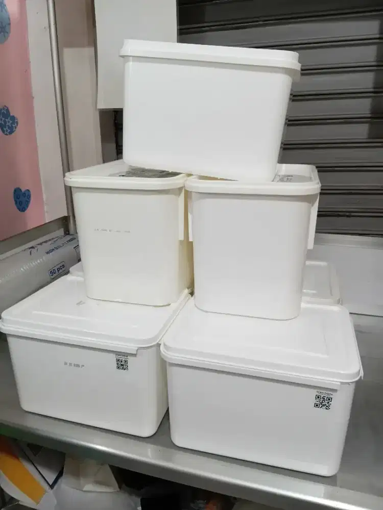 Dijual box kotak ukuran 8 liter bekas ice cream ada 7 box
