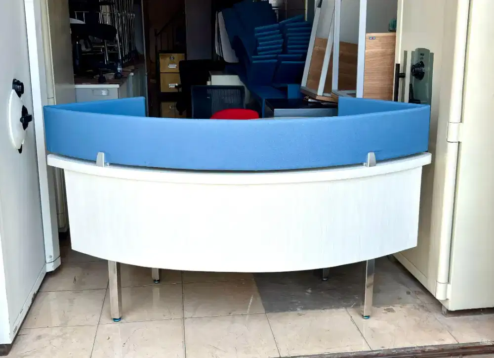 Meja Kantor Oval ex Bank