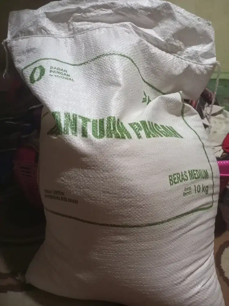 Beras masih utuh dengan berat 10kg jual aja lgi BU secepatnya