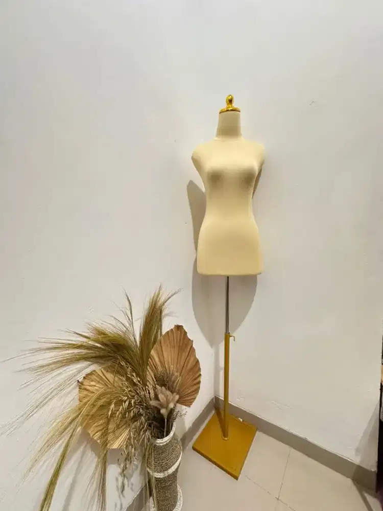 Patung Manaquin Gold