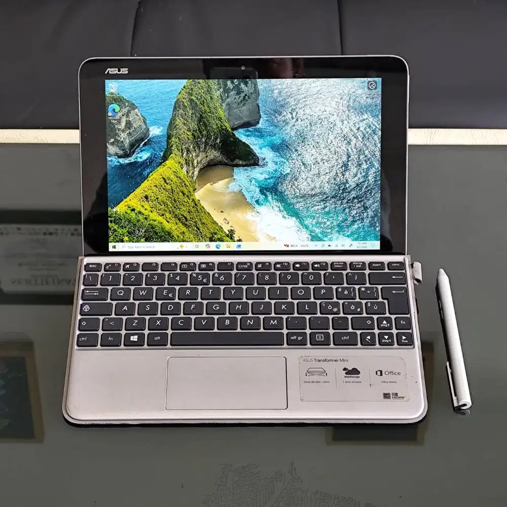 Laptop 2-in-1 ASUS intel atom XG-Z8350 RAM. 4 SSD. 128GB + STYLUS