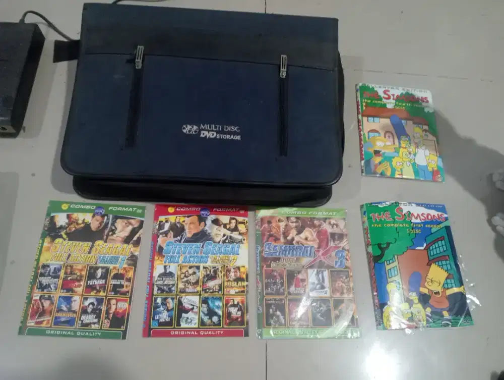 dijual DVD player dengan puluhan DVD film dan CD lagu dan bonus tas