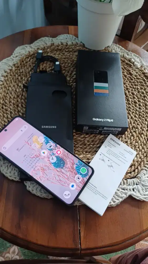 Samsung Z Flip 5 8/512GB Mulus dan Komplit
