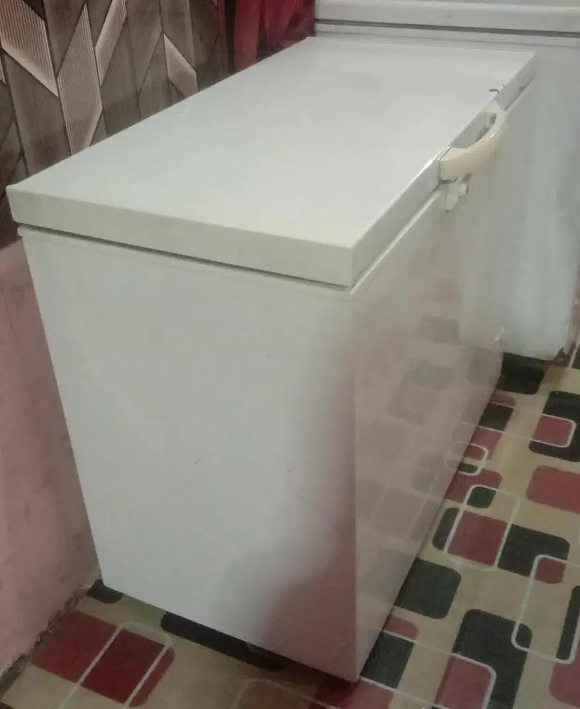 Freezer merek elektrolux 300liter