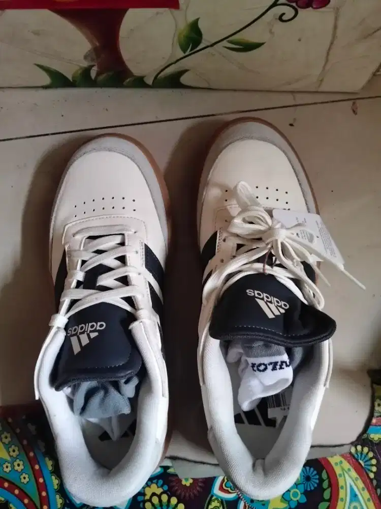 Sepatu Adidas masih baru