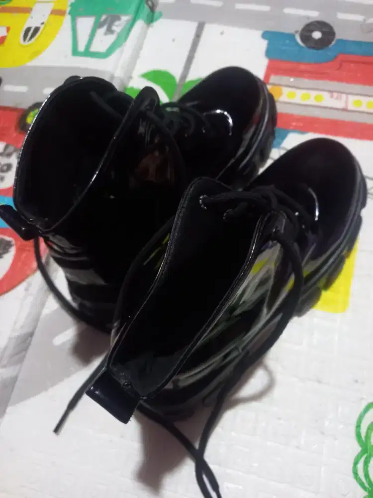 Sepatu konser boot