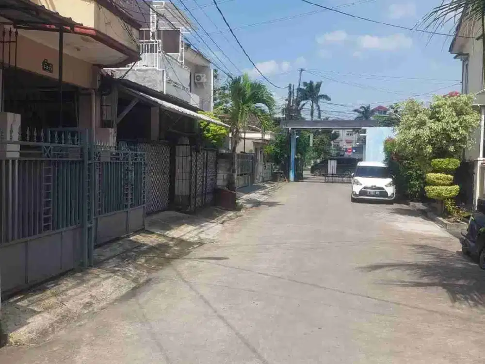 Jual Rumah bagus strategis  di samping Plaza Taman Harapan Baru
