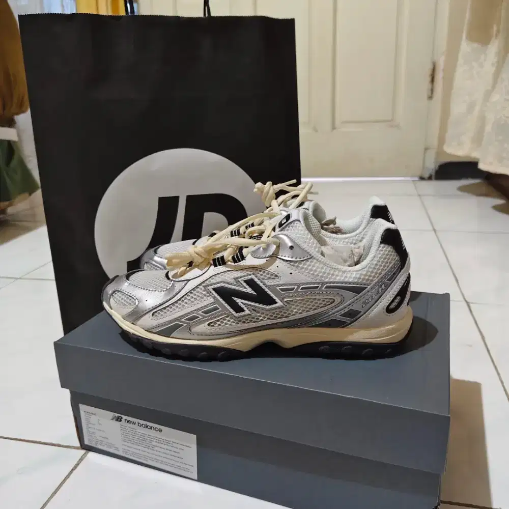Sepatu New balance 204L gress belum pernah dipakai