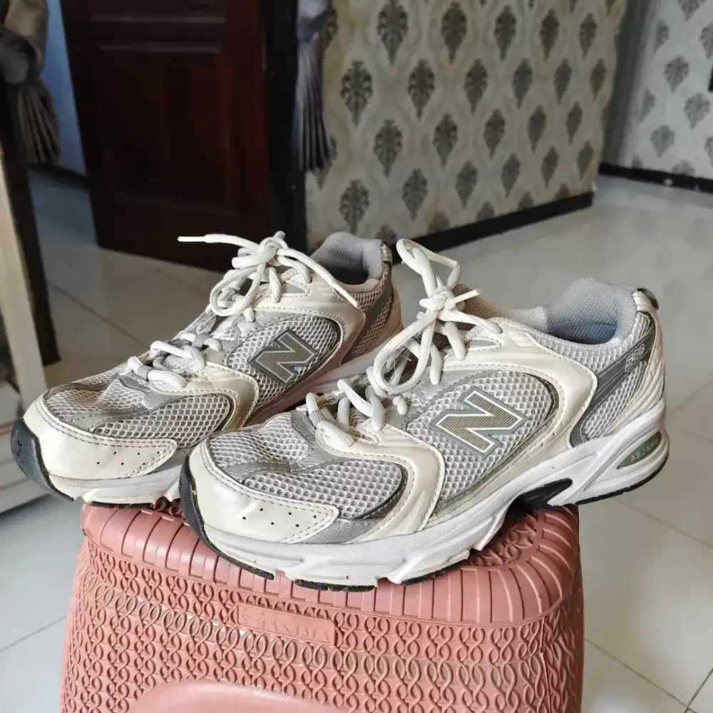 Sepatu New Balance 530 warna silver putih