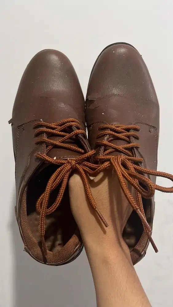 Sepatu ukuran 43