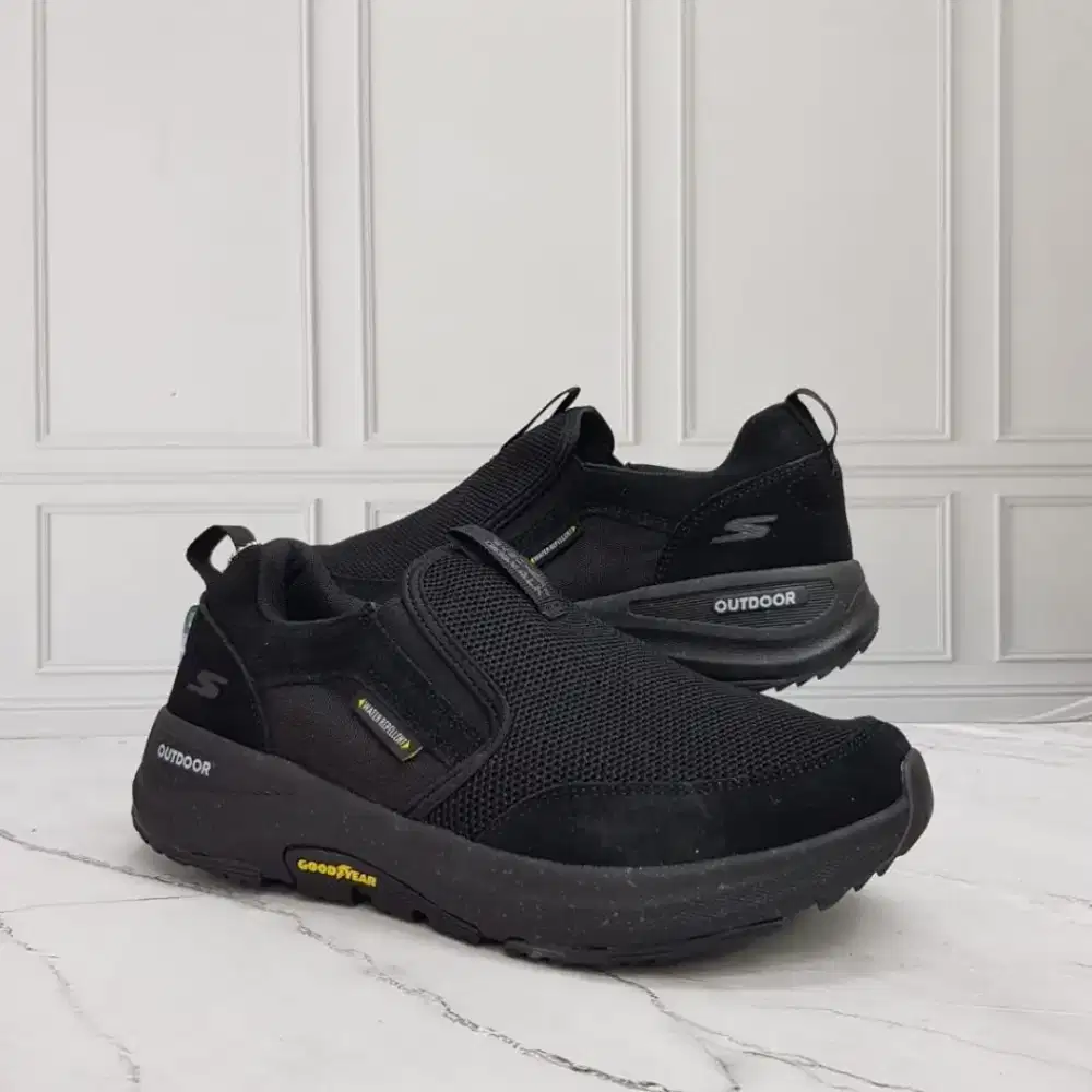 Sepatu slip on Skechers