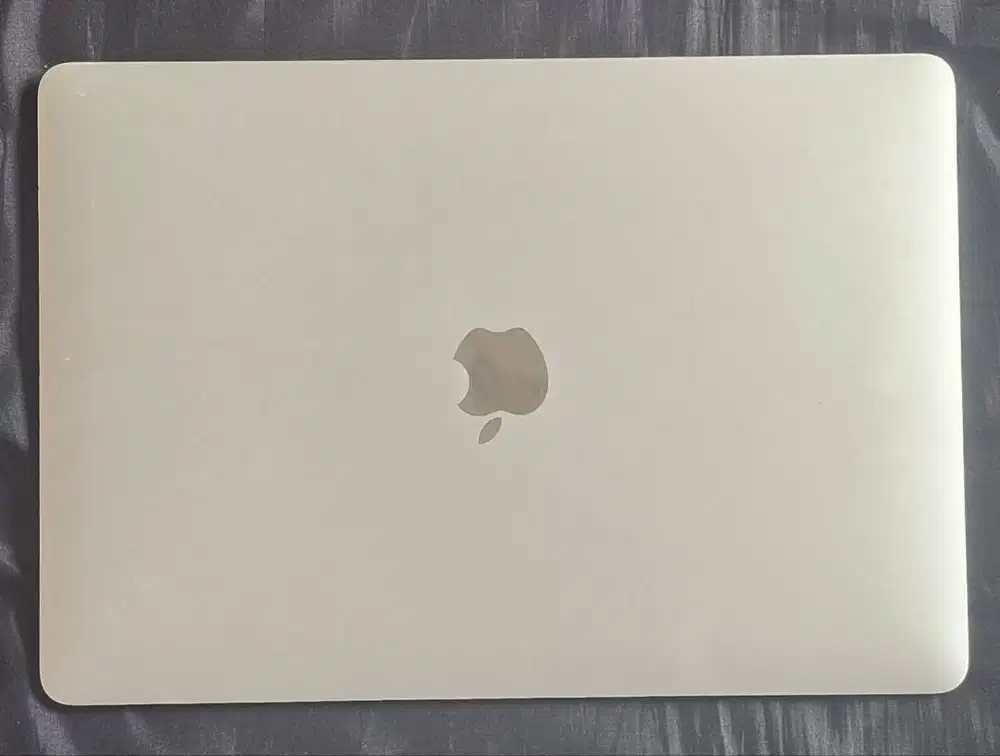 MacBook Air 15.6, 8GB/256GB, bekas, kondisi bagus, harga 8,8 juta nego