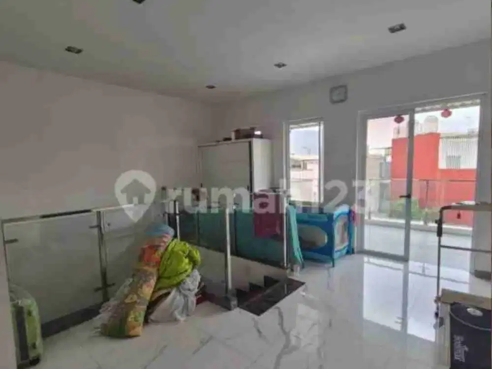 dijual murah di bawah pasaran rumah 2.5 lantai semi furnished uk. 8 x 18 di golflake residence cengkareng