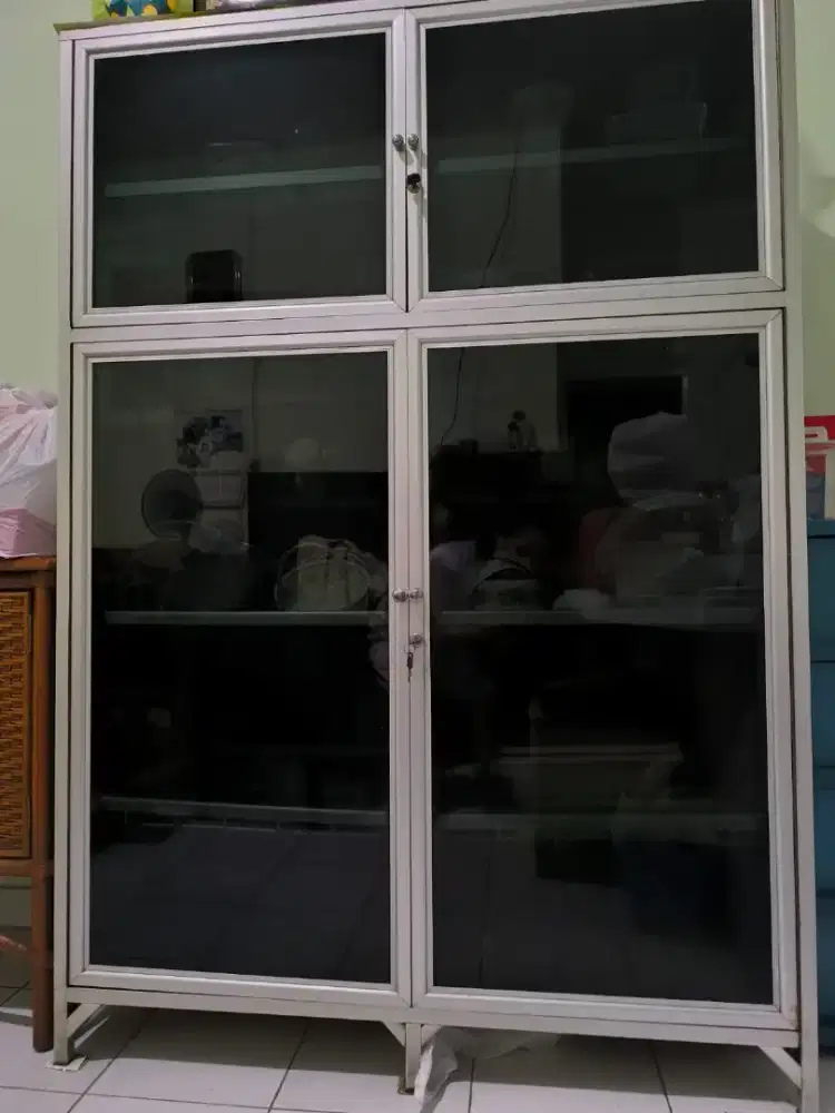 Lemari Aluminium second rangka kuat kaca tebal