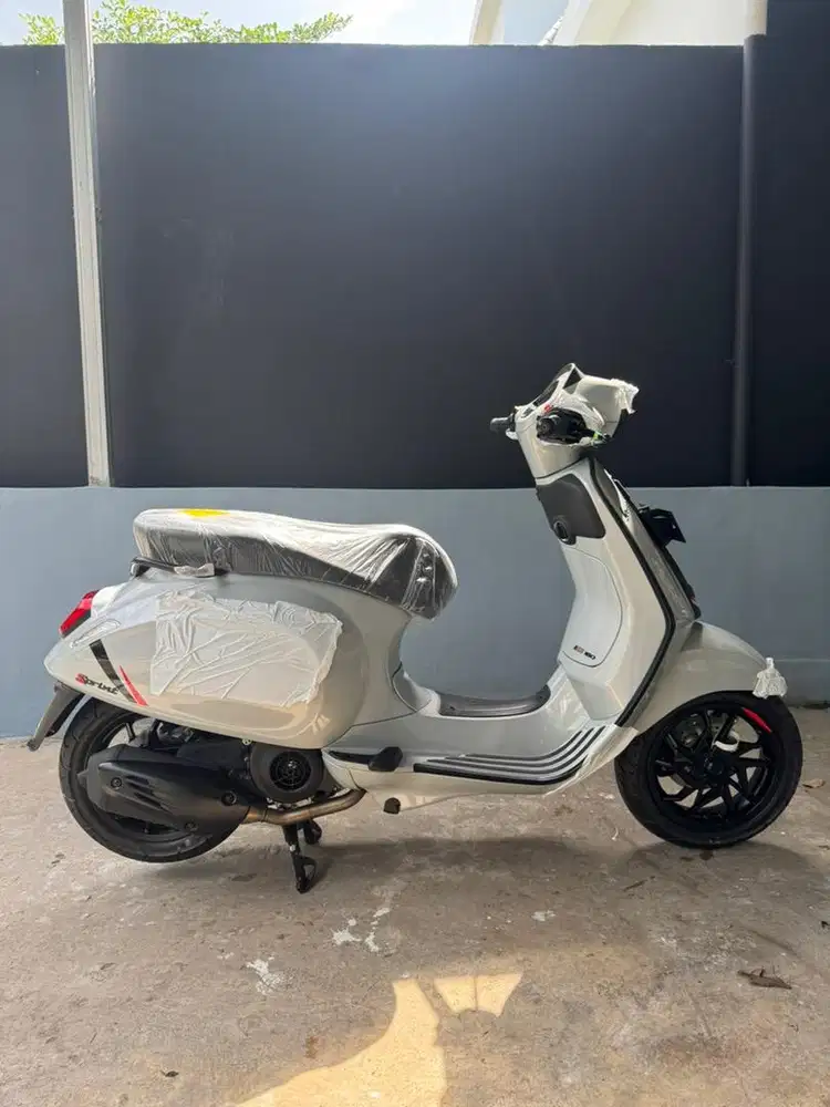 Vespa Sprint S 180 Grey Essenziale