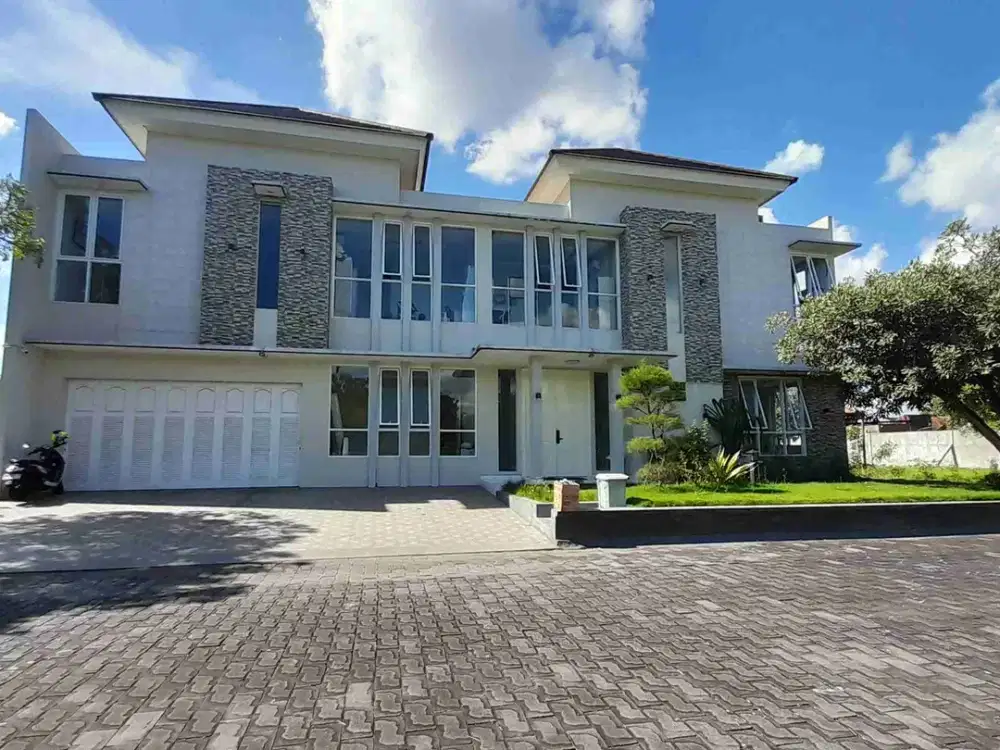 rumah Mewah  Dijual solo baru Ada kolam  renang