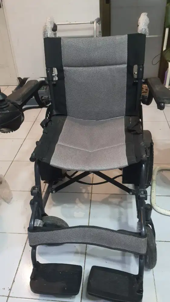 Kursi roda elektrik nyaman