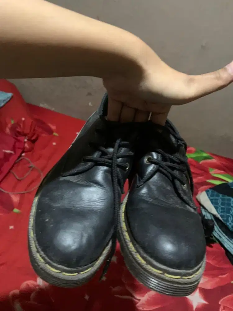 SEPATU DOCMART HITAM