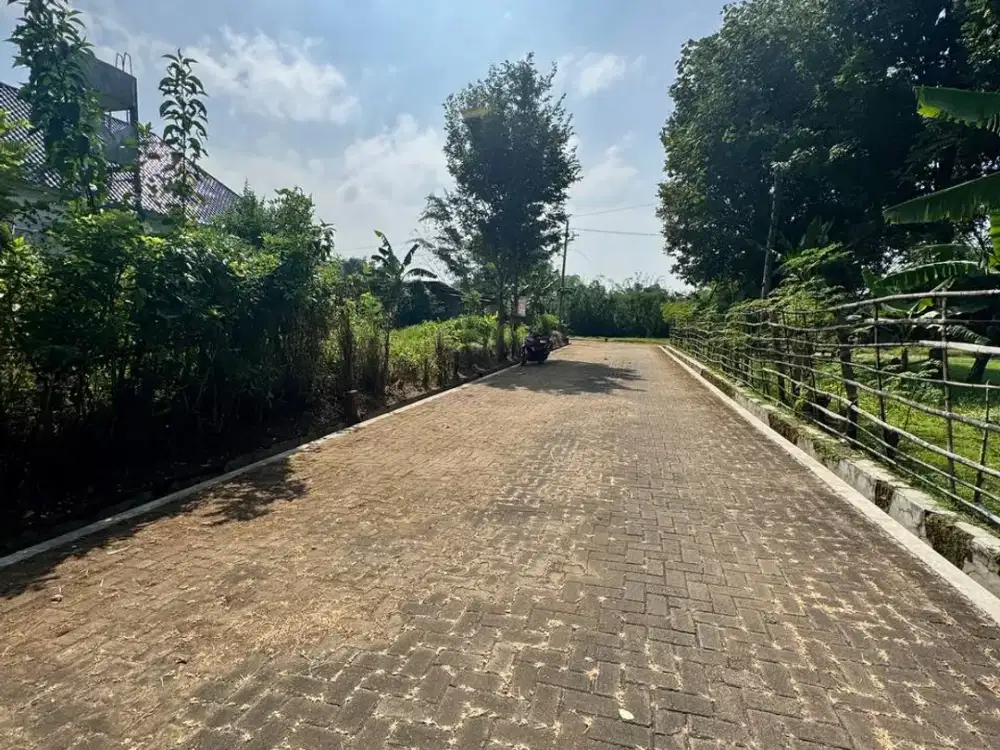 Dijual tanah sertifikat SHM, lokasi strategis di Karangploso, Malang. Dekat akses jalan poros, lingkungan sudah berkembang dan siap dibangun.