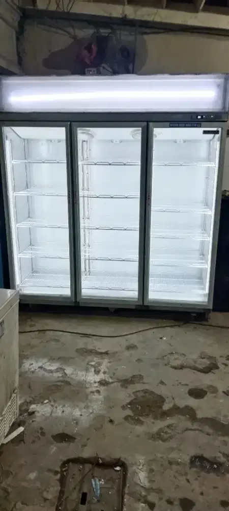 Showcase 3 pintu kapasitas 1800 ltr