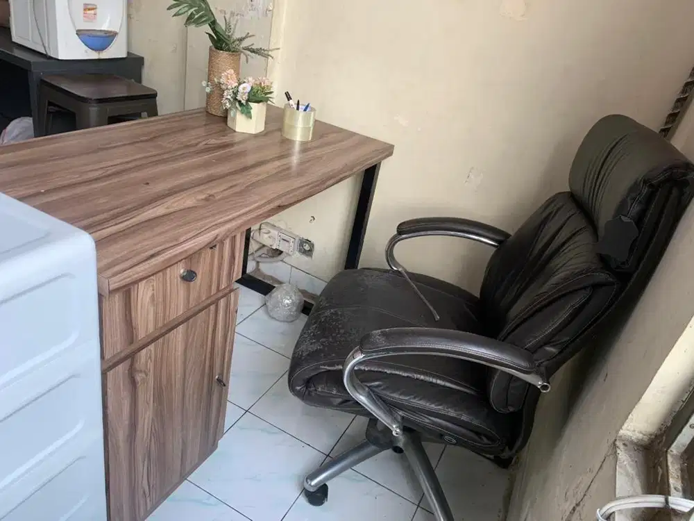 SATU SET MEJA DAN KURSI KANTOR