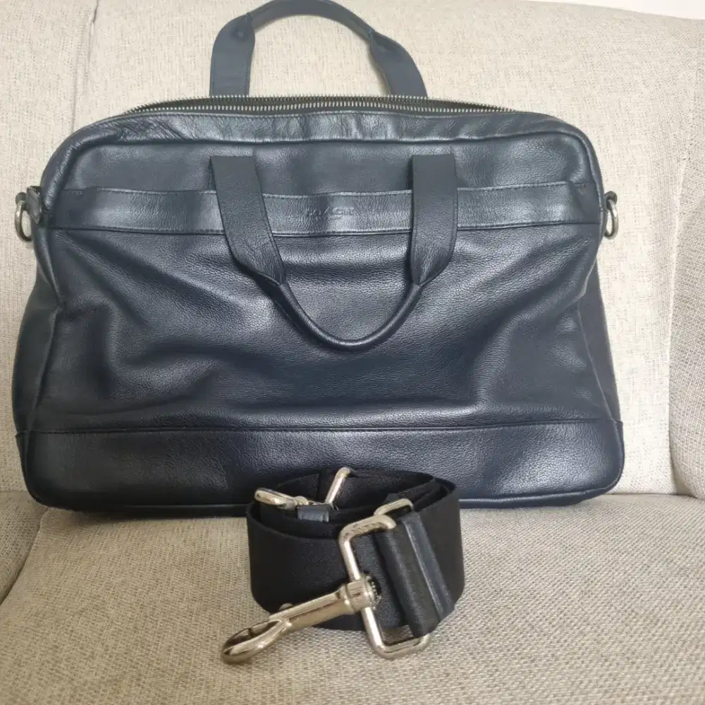 Tas laptop brand. Warna navy. Kondisi sesuai di foto.