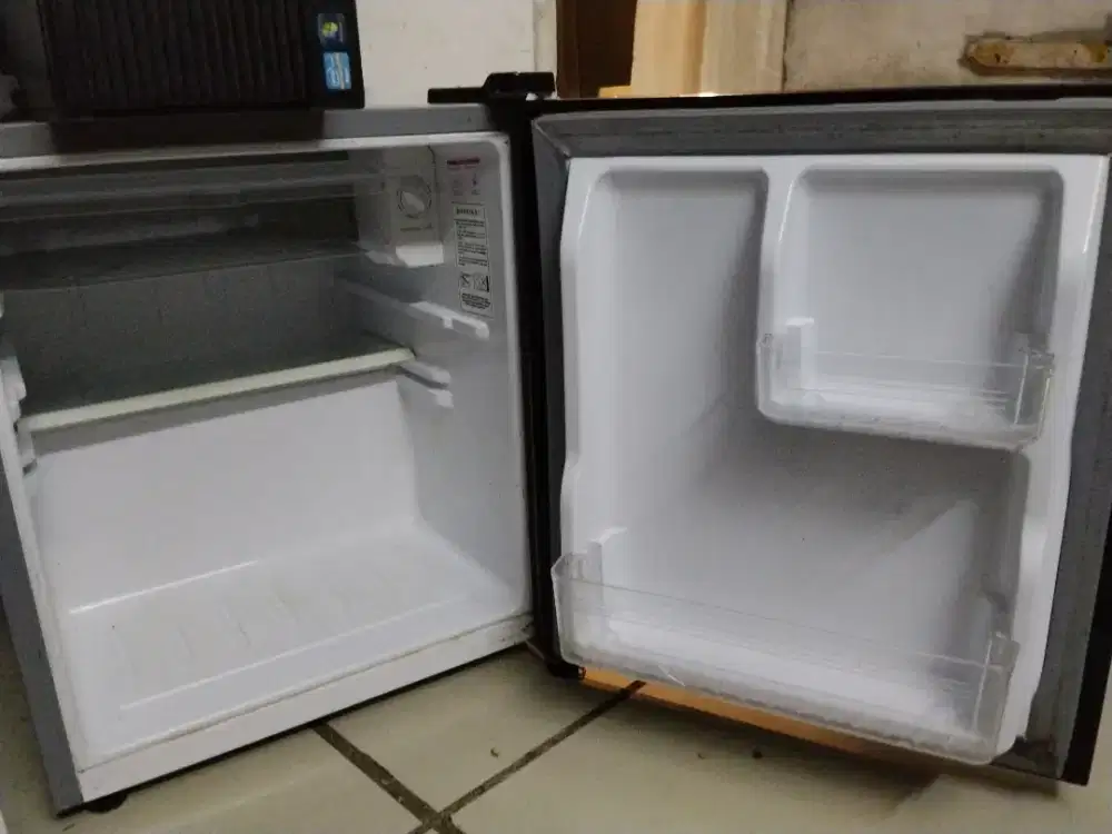 Kulkas mini Polytron PRH 51X