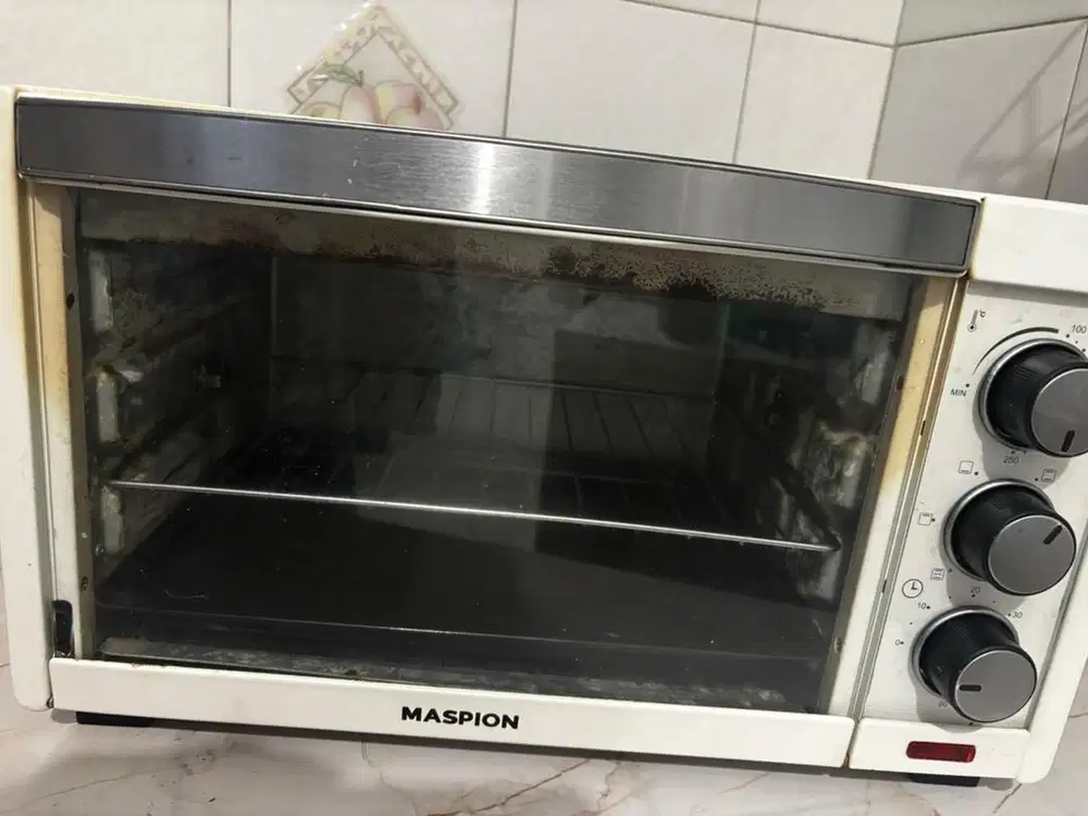 Oven listrik warna putih