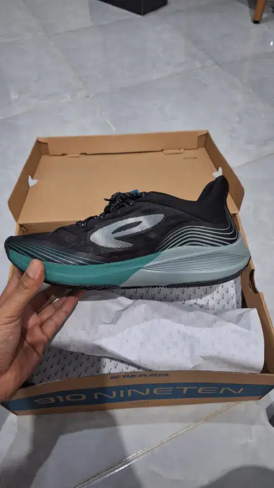 Sepatu olahraga keren NINETEN