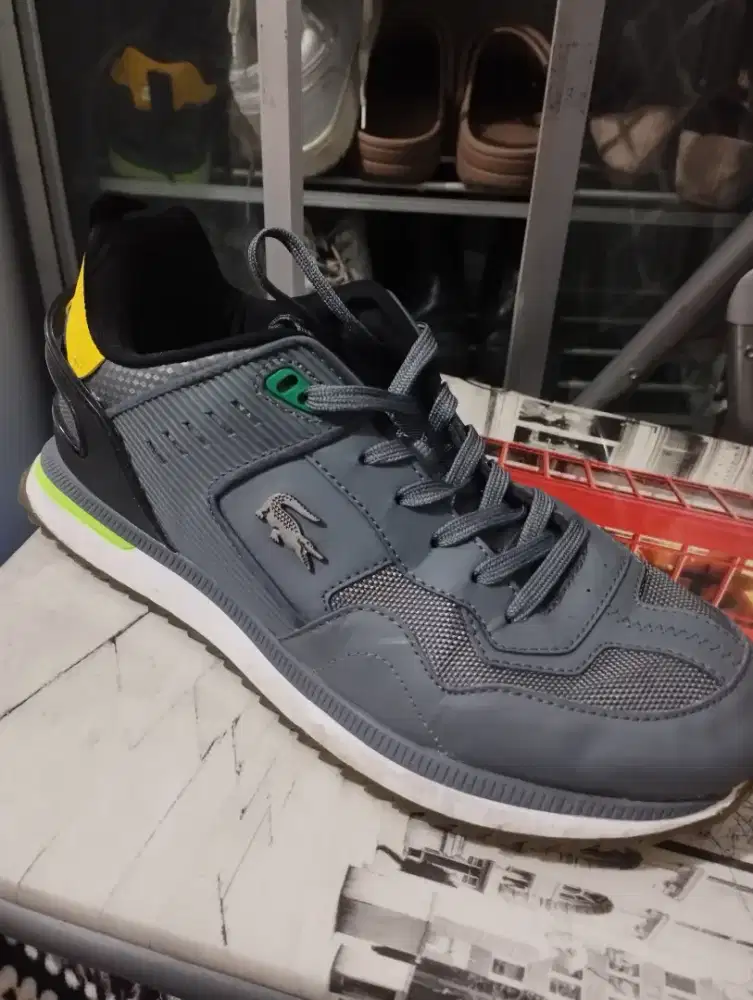 Sepatu sneaker pria