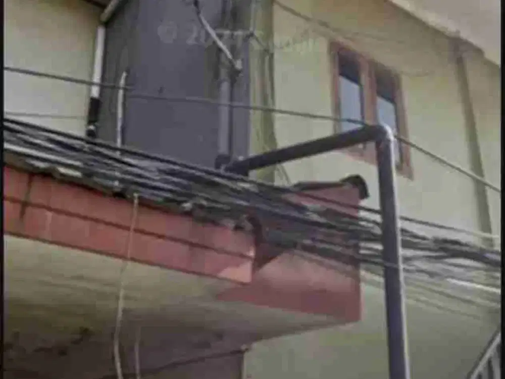 Dijual murah kos kosan ( perlu renovasi) 3 lt , area bisnis, perkantoran dan kos kosan hanya 5 menit dari UI