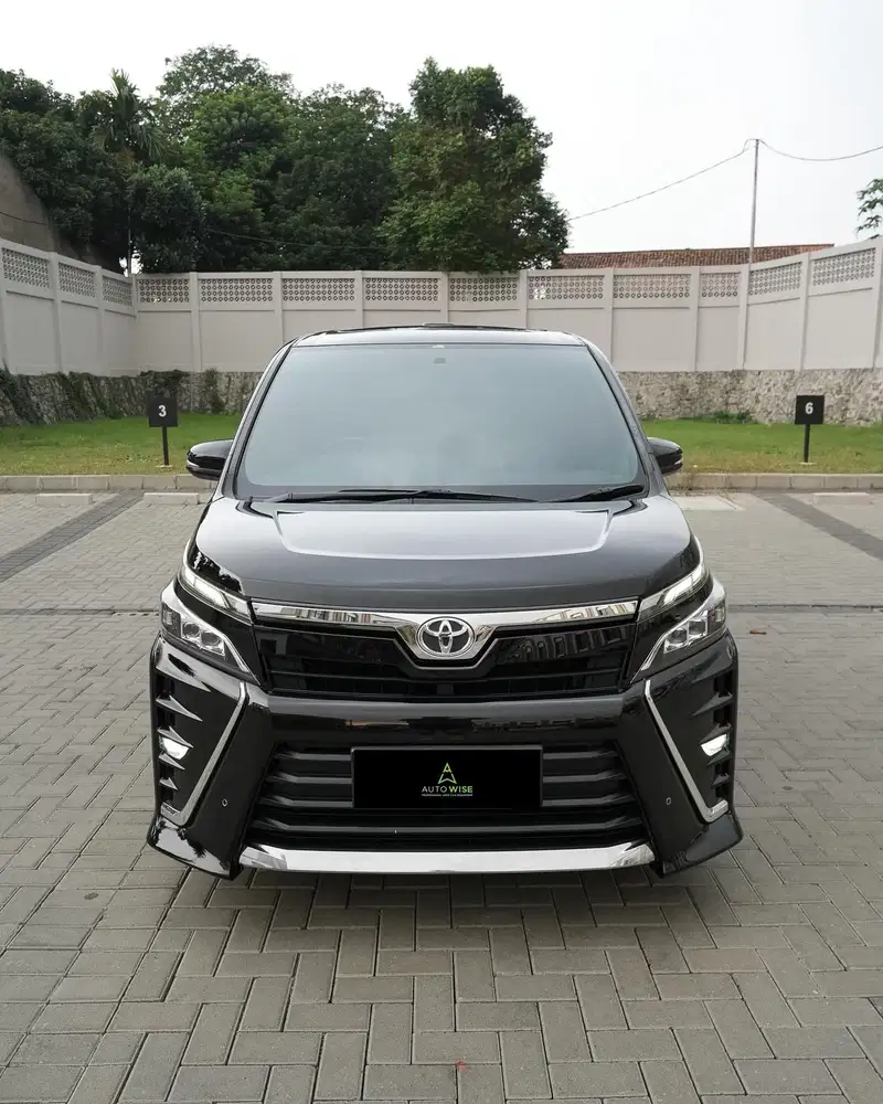 TOYOTA VOXY 2018 BLACK ON BLACK