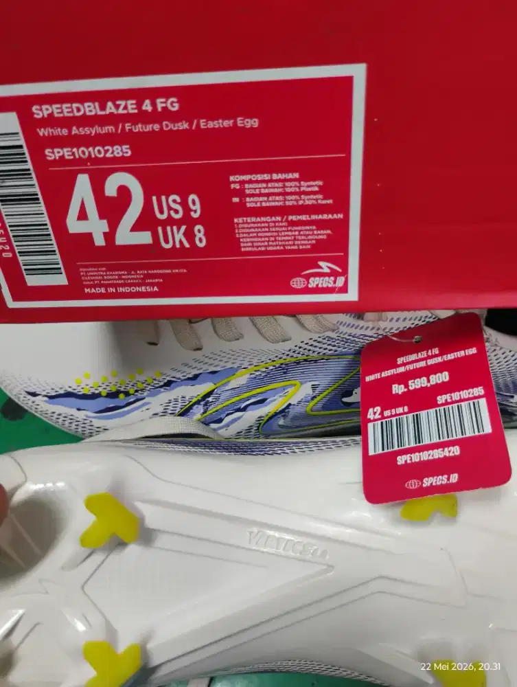 Sepatu bola no 42